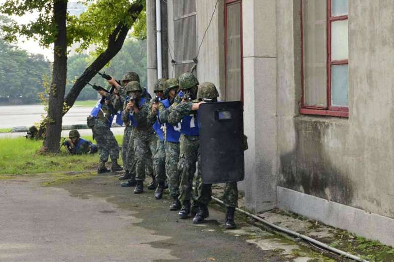 憲兵基訓部隊運用堅實營區實施城鎮戰演練情況。（取自憲兵指揮部臉書）