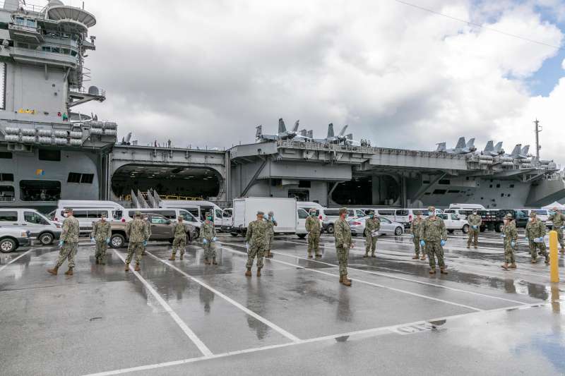 美軍「羅斯福號」航母爆發新冠肺炎疫情後，部分水兵已經撤往關島的旅館進行隔離。（美國海軍）