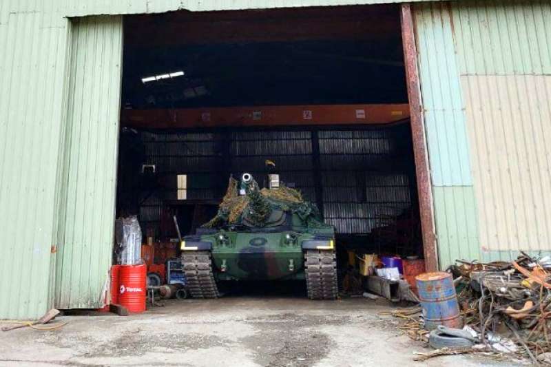 20200409-陸軍機步269旅在戰力防護階段,將所屬的CM-11戰車(圖)、雲豹八輪甲車藏匿在民間鐵皮工廠內,有效達到隱蔽之效。(資料照,取自軍聞社) 20200409-陸軍機步269旅在戰力防護階段,將所屬的CM-11戰車(圖)、雲豹八輪甲車藏匿在民間鐵皮工廠內,有效達到隱蔽之效。(資料照,取自軍聞社)