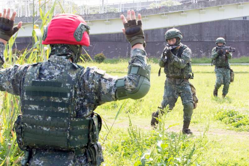 20200409-陸軍五四工兵群在南部岸際進行阻絕設施架設演練,運用各項鐵製、水泥障礙物部署,在海邊拉起一道綿長的防線,再加上化學兵支援發煙,隱蔽防線情況,避免遭敵偵知,以發揮阻絕敵部隊登陸之用意。(資料照,取自軍聞社) 20200409-陸軍關指部戰力防護是將所屬雲豹甲車隱蔽在營外某大橋下,與此同時,更因守備淡水河沿岸的任務特性,單位獲悉岸際出現敵特攻人員,隨即予以攔截擊殺。(資料照,取自軍聞社)