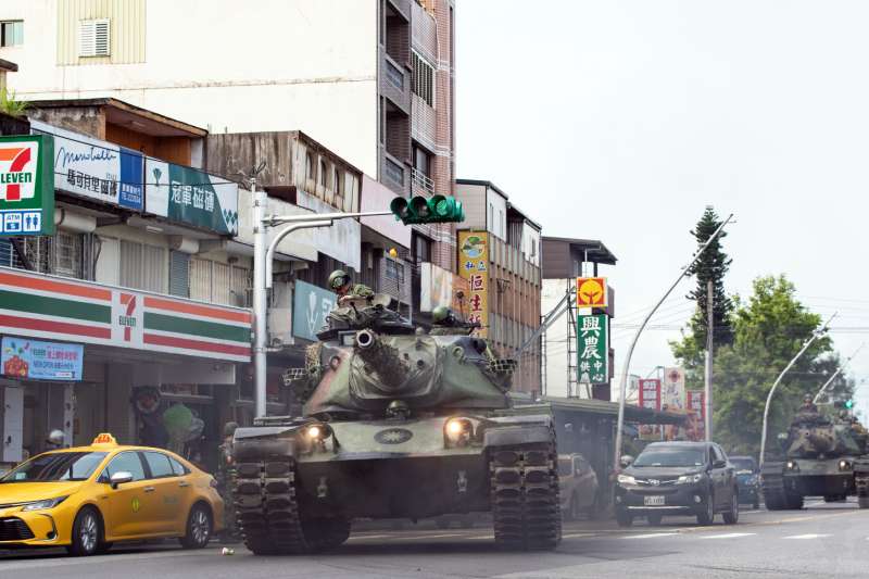20200409-陸軍蘭指部戰力防護演練,出動4輛M60A3戰車機動至戰術位置實施掩蔽,由於經過宜蘭員山街道,戰車龐大車身在路上引起關注。(資料照,取自軍聞社) 20200409-陸軍蘭指部戰力防護演練,出動4輛M60A3戰車機動至戰術位置實施掩蔽,由於經過宜蘭員山街道,戰車龐大車身在路上引起關注。(資料照,取自軍聞社)