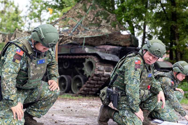 20200409-陸軍蘭指部戰車營幹部(中)腰間配戴的手槍型號為T75K3,這一兩年內開始逐步煥發,取代老舊的45手槍。(資料照,取自軍聞社) 20200409-陸軍蘭指部戰車營幹部(中)腰間配戴的手槍型號為T75K3,這一兩年內開始逐步煥發,取代老舊的45手槍。(資料照,取自軍聞社)