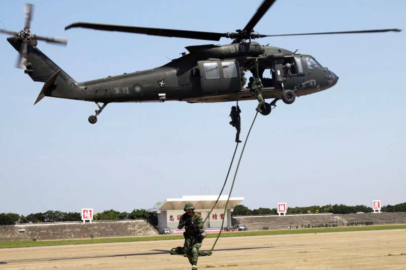 20200409-陸軍特指部特2營在戰備月期間,執行短期行軍訓練,以5天時間走完73公里路程,過程中結合協力守備區域內重要軍事設施任務,輔以執行射擊、直升機快速繩降(圖)訓練,有效提升特戰部隊戰力。(資料照,取自陸軍司令部臉書) 20200409-陸軍特指部特2營在戰備月期間,執行短期行軍訓練,以5天時間走完73公里路程,過程中結合協力守備區域內重要軍事設施任務,輔以執行射擊、直升機快速繩降(圖)訓練,有效提升特戰部隊戰力。(資料照,取自陸軍司令部臉書)