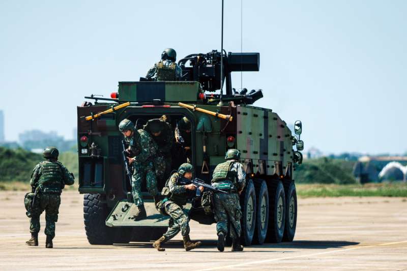 20200409-陸軍機步269旅還編組機步戰鬥隊,針對想定遭敵軍攻占之機場實施應援和反擊,操演場地選在海軍舊桃園基地進行,該處仍保有機場設施、架構(遠處有機堡),演練此類科目,亦屬合理。(資料照,取自軍聞社) 20200409-陸軍機步269旅還編組機步戰鬥隊,針對想定遭敵軍攻占之機場實施應援和反擊,操演場地選在海軍舊桃園基地進行,該處仍保有機場設施、架構(遠處有機堡),演練此類科目,亦屬合理。(資料照,取自軍聞社)