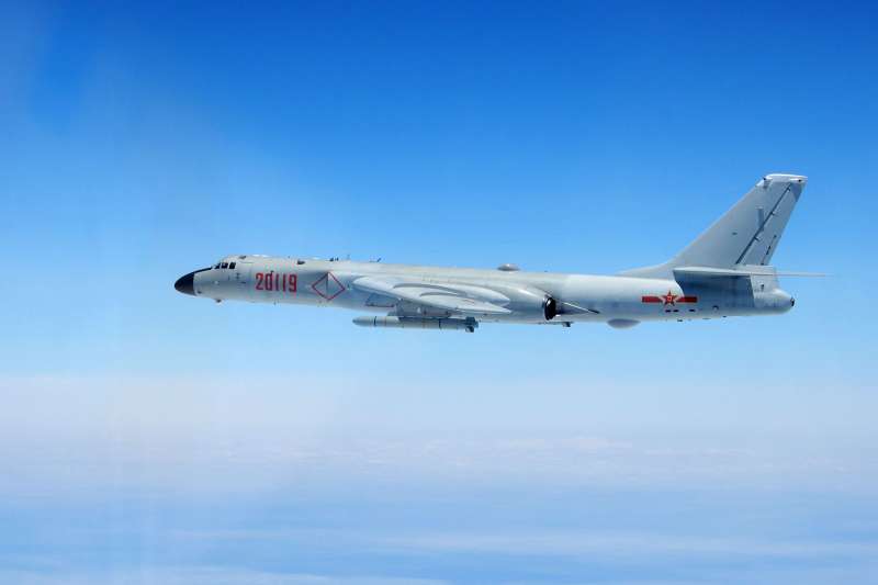 解放軍今日出動轟6(如圖)、空警500、殲11等各型軍機混合編隊,於台灣西南方海域執行遠海長航訓練。(國防部提供) 解放軍今日出動轟6(如圖)、空警500、殲11等各型軍機混合編隊,於台灣西南方海域執行遠海長航訓練。(國防部提供)