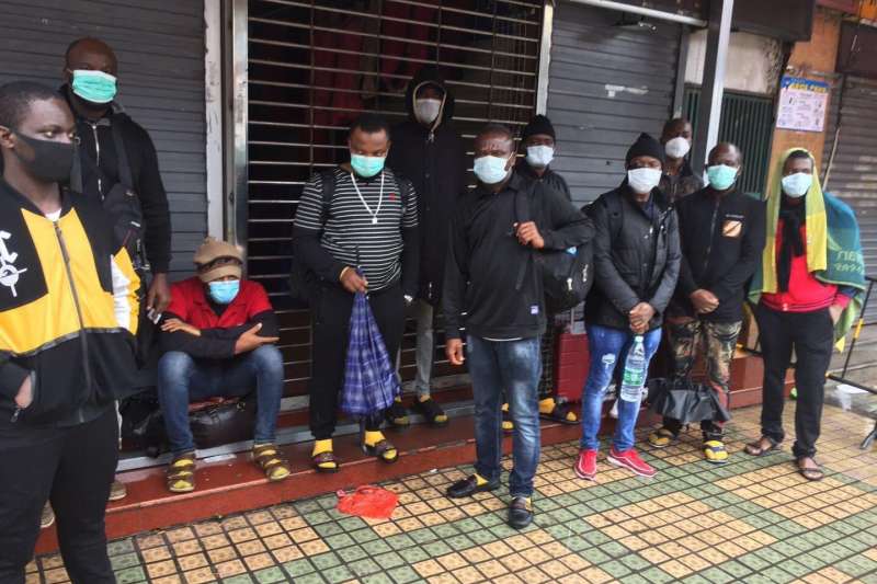 中國近期嚴防新冠肺炎(武漢肺炎)境外輸入案例,疑似引發部分國內民眾仇外情緒,一些旅居廣州的非裔人士面臨流落街頭的困境。(取自推特@Ugaman01) 中國近期嚴防新冠肺炎(武漢肺炎)境外輸入案例,疑似引發部分國內民眾仇外情緒,一些旅居廣州的非裔人士面臨流落街頭的困境。(取自推特@Ugaman01)