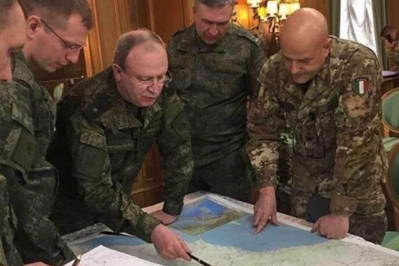 俄羅斯軍隊進入北約盟國義大利,與75年前與德軍一起進攻蘇聯的義大利軍隊聯手展開人道救援任務。 俄羅斯軍隊進入北約盟國義大利,與75年前與德軍一起進攻蘇聯的義大利軍隊聯手展開人道救援任務。