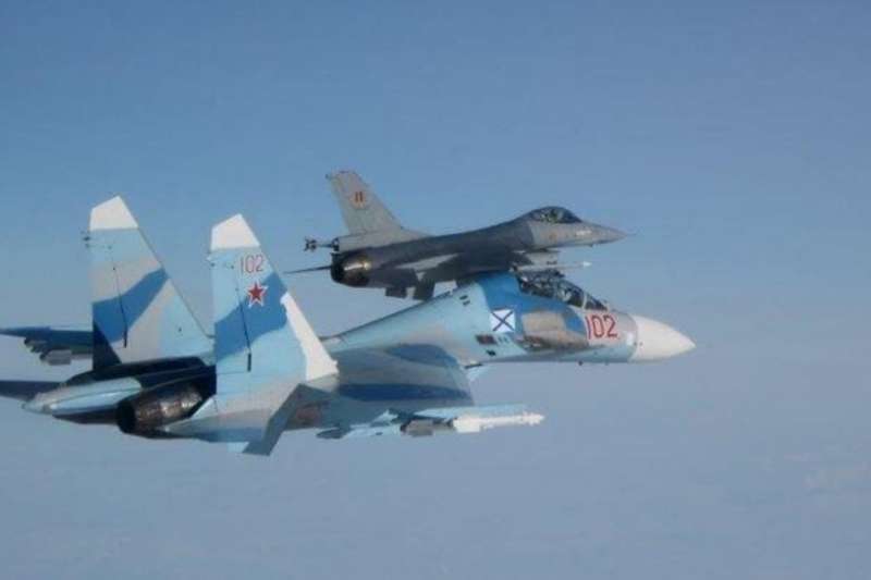 比利時空中力量的F-16戰鬥機與俄羅斯海軍的Su-27伴飛。 比利時空中力量的F-16戰鬥機與俄羅斯海軍的Su-27伴飛。