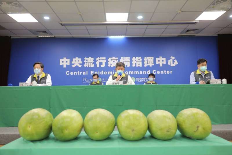 九天零確診,中央流行疫情指揮中心1日召開記者會擺出本土大西瓜。圖為指揮官陳時中。(指揮中心提供)
