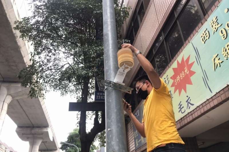台中市政府在全市佈建886座空品微型感測器，今年提升功能加入濕、溫度監測，找出都市高溫熱點，再搭配「都市退燒全民植樹行動計畫」，為城市降溫。（圖/台中市政府提供）   