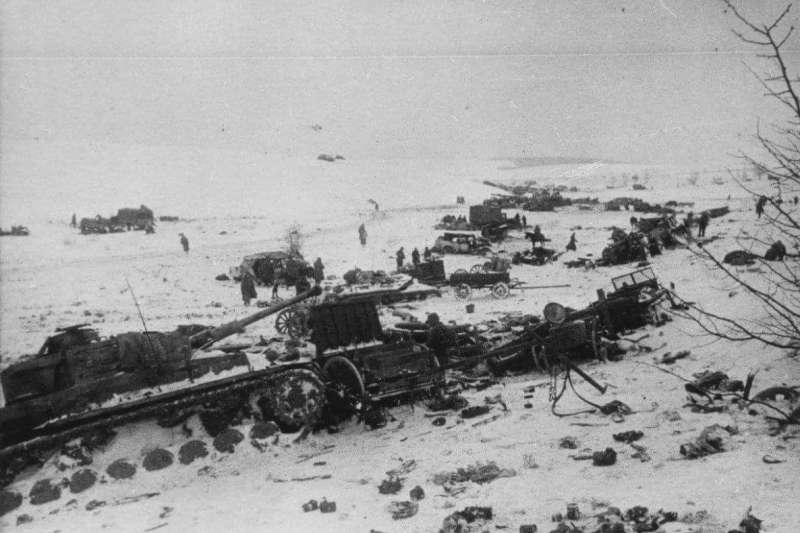 20200518-嘗試突圍失敗的德軍在雪地上留下被毀裝備。(取自Wikimedia Commons) 20200518-嘗試突圍失敗的德軍在雪地上留下被毀裝備。(取自Wikimedia Commons)