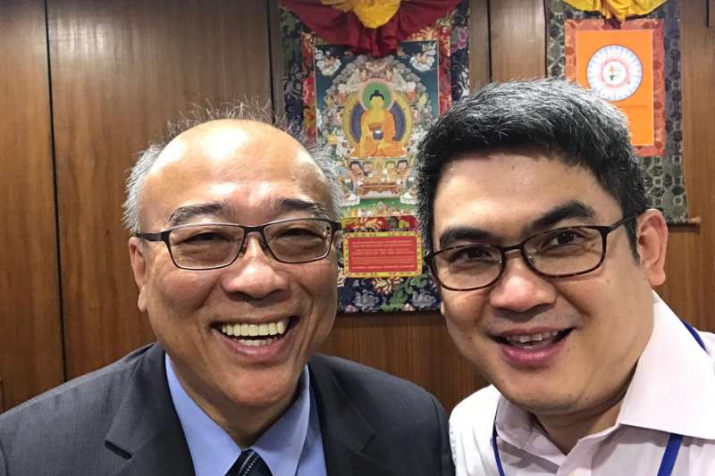 蔣揚仁欽博士(右)與蘇嘉宏教授在達賴喇嘛尊者官邸合影 (蘇嘉宏教授提供) 蔣揚仁欽博士(右)與蘇嘉宏教授在達賴喇嘛尊者官邸合影 (蘇嘉宏教授提供)