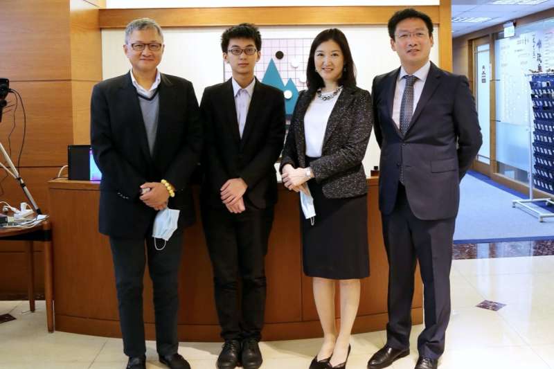 何信仁理事長(左)許皓鋐十段(左二)加藤純子董事長(右二)林敏浩院長(右)合影。(海峰棋院)