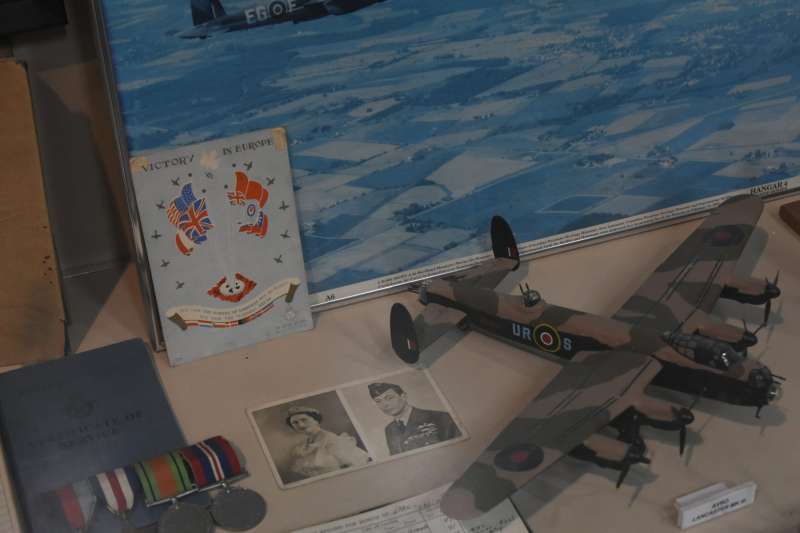 紀念空軍亞利桑那博物館對中華民國非常友善,就連在英國皇家空軍的展示櫃裡面,蘭卡斯特轟炸機後方也擺有一本《歐洲勝利》(Victory over Europe)的小冊子,上面列有包含青天白日滿地紅在內的戰勝國國旗。(許劍虹提供)