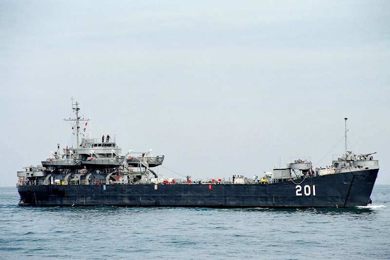 20200527-海軍兩棲登陸艦「中海艦」數十年來肩負外島運補、兩棲作戰演訓任務，對國軍甚至國家貢獻良多，日前傳出被以1400萬廢鐵標售後，果不其然引起軒然大波，各方呼籲保留聲浪不斷。（取自中華民國海軍臉書）