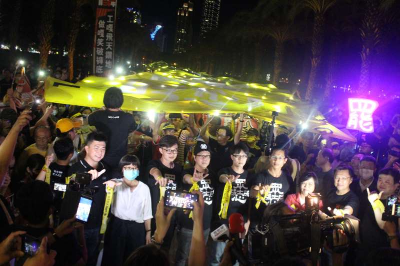 20200602-高雄市長韓國瑜罷免案將於本周六投票,罷韓團體2日晚上在凹子底公園內設置定點地景藝術。(黃信維攝) 20200602-高雄市長韓國瑜罷免案將於本周六投票,罷韓團體2日晚上在凹子底公園內設置定點地景藝術。(黃信維攝)