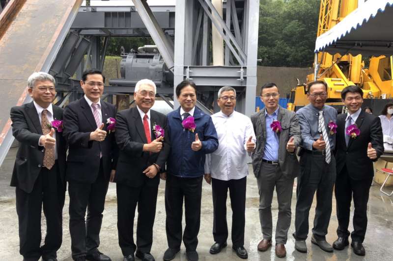 位於新北大屯火山地熱「金山硫磺子坪地熱示範區」27日舉行開鑽典禮,新北市副市長吳明機、將捷集團林長勲總裁、經濟部能源局簡任技正廖士煒及國有財產署署長曾國基出席。(取自新北市政府網站) 位於新北大屯火山地熱「金山硫磺子坪地熱示範區」27日舉行開鑽典禮,新北市副市長吳明機、將捷集團林長勲總裁、經濟部能源局簡任技正廖士煒及國有財產署署長曾國基出席。(取自新北市政府網站)