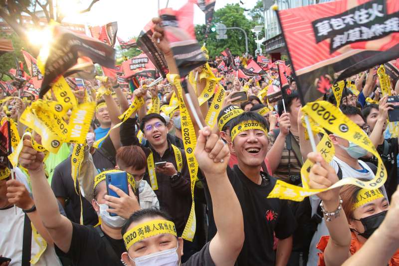 台灣民意基金會民調》罷韓成功後民進黨支持度大跌13個百分點 游盈隆：從雲端掉落地面-風傳媒