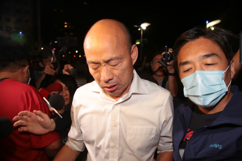 20200606-高雄市長韓國瑜6日晚間至高雄市議長許崑源住處探望家屬。(顏麟宇攝) 20200606-高雄市長韓國瑜6日晚間至高雄市議長許崑源住處探望家屬。(顏麟宇攝)