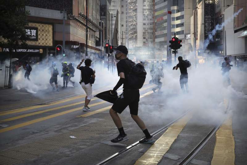 數次嚴重的警民衝突後,越來越多抗爭者轉變為衝第一線的勇武派。(美聯社) 數次嚴重的警民衝突後,越來越多抗爭者轉變為衝第一線的勇武派。(美聯社)