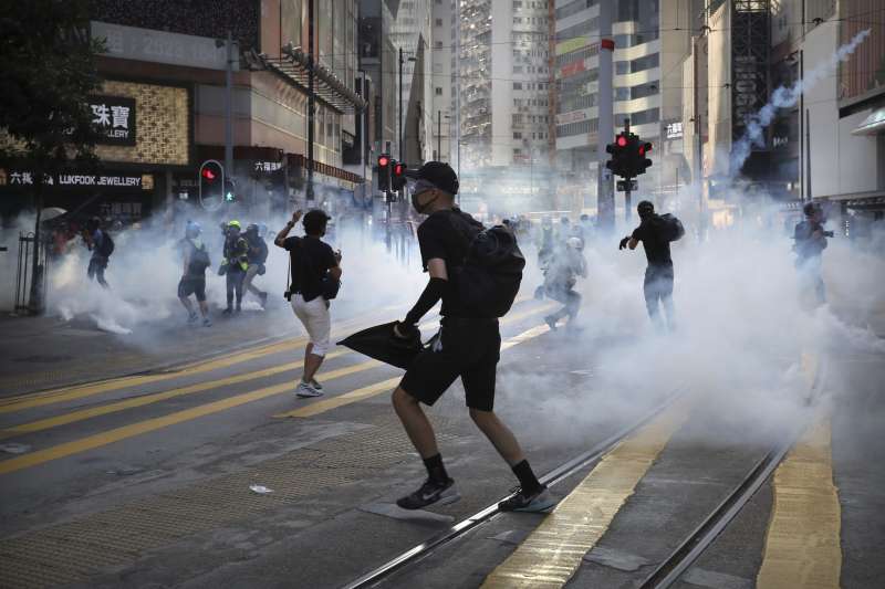 數次嚴重的警民衝突後，越來越多抗爭者轉變為衝第一線的勇武派。（美聯社）