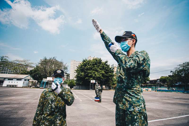 20200610-除專職計彈手，禮砲連射擊管制組還有專職計時手編制。由於從禮砲鳴放數量，到各砲間隔多少時間，甚至多久內要打完，都有嚴格律定，此時計時手就要透過手中的碼表緊盯，確保勤務不受外力干預而有延遲情形。（取自軍聞社）