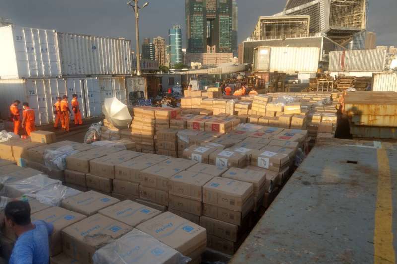 20200612-海巡署偵防分署高雄查緝隊11日於高雄港18號碼頭聯合執行貨櫃檢查,查獲「延○輪」船艙內夾藏大量私菸1830箱,市價超過新台幣7300萬元。(海巡署偵防分署提供) 20200612-海巡署偵防分署高雄查緝隊11日於高雄港18號碼頭聯合執行貨櫃檢查,查獲「延○輪」船艙內夾藏大量私菸1830箱,市價超過新台幣7300萬元。(海巡署偵防分署提供)