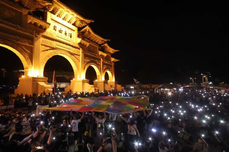 20200613-「抗爭未完,台港同行」反送中一週年晚會活動,晚會最後發起點亮連儂旗活動。(陳品佑攝) 20200613-「抗爭未完,台港同行」反送中一週年晚會活動,晚會最後發起點亮連儂旗活動。(陳品佑攝)