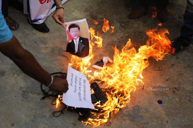 2020年6月16日,一名印度男子在艾哈邁達巴德舉行的抗議活動中,焚燒中國國家主席習近平的照片。據報當天至少有三名印度軍人在與中國的衝突中喪生。(美聯社) 2020年6月16日,一名印度男子在艾哈邁達巴德舉行的抗議活動中,焚燒中國國家主席習近平的照片。據報當天至少有三名印度軍人在與中國的衝突中喪生。(美聯社)