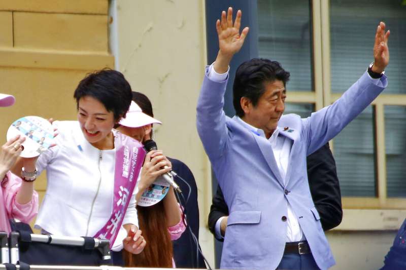 去年參選日本參議員的河井案里，首相安倍晉三也到廣島為她助陣。（美聯社）