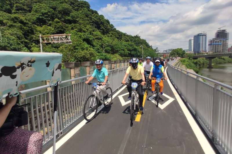 市長侯友宜亦至現場進行視察並親自騎乘自行車見證基隆河自行車道(汐止-南港段)串接的成果。(圖/新北市水利局提供)