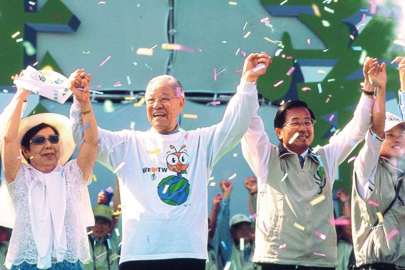 李登輝(左二)在2004年陳水扁(右二)競選總統連任時,拋下過去恩怨大力助選。(新新聞資料照) 李登輝(左二)在2004年陳水扁(右二)競選總統連任時,拋下過去恩怨大力助選。(新新聞資料照)
