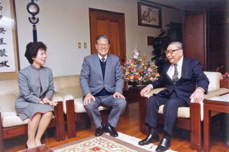 1978年李登輝（中）擔任台北市長時，蔣經國（右）多次前往台北市長官邸關心他。左為曾文惠。（國史館提供，《蔣經國總統文物》005-030207-00012-027-039p） 