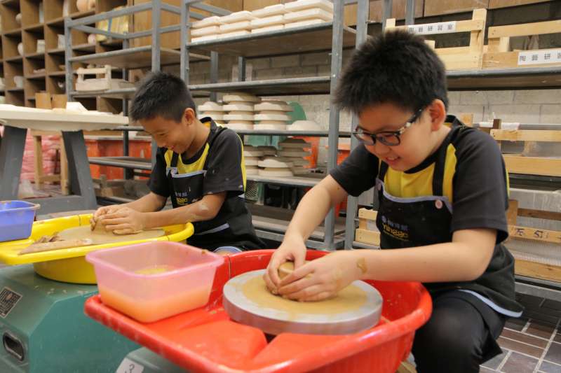 陶博館邀家中寶貝和名師謝秉諺藝起當拉坯型男帥氣maker 風傳媒 陶博館邀家中寶貝和名師謝秉諺藝起當拉坯型男帥氣maker 風傳媒