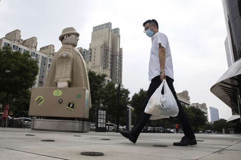 中國新冠肺炎疫情死灰復燃，北京市民佩戴口罩上街購物（AP）