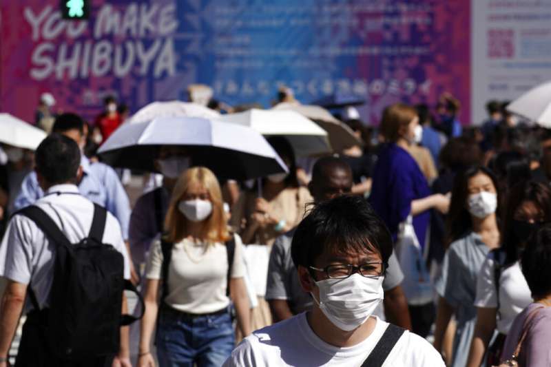 日本東京街頭7月仍可看到許多民眾都戴著口罩。（美聯社）