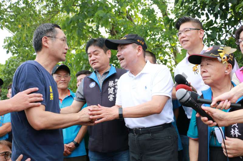 新拓企業負責人陳勝煌(左)感謝市長侯友宜展現魄力整頓五股垃圾山,他也表達願意認養環境的意願。(圖/李梅瑛) 新拓企業負責人陳勝煌(左)感謝市長侯友宜展現魄力整頓五股垃圾山,他也表達願意認養環境的意願。(圖/李梅瑛)