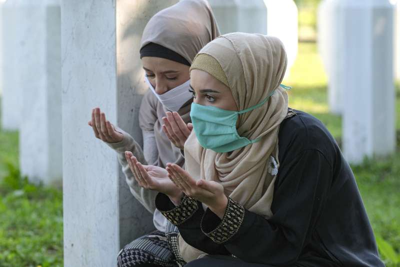 2020年7月11日,雪布尼查大屠殺(Srebrenica massacre)25周年,新近尋獲的死難者遺體入土為安(AP) 2020年7月11日,雪布尼查大屠殺(Srebrenica massacre)25周年,新近尋獲的死難者遺體入土為安(AP)