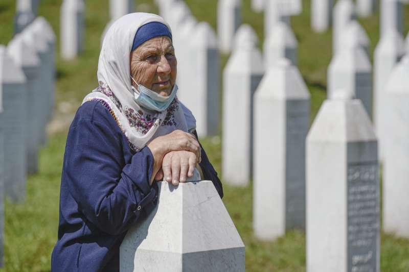 2020年7月11日,雪布尼查大屠殺(Srebrenica massacre)25周年,新近尋獲的死難者遺體入土為安(AP) 2020年7月11日,雪布尼查大屠殺(Srebrenica massacre)25周年,新近尋獲的死難者遺體入土為安(AP)