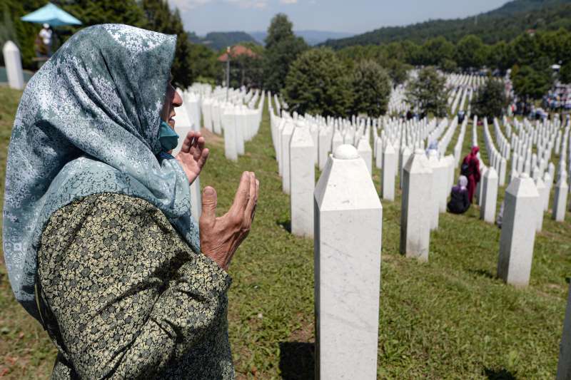 2020年7月11日,雪布尼查大屠殺(Srebrenica massacre)25周年,新近尋獲的死難者遺體入土為安(AP) 2020年7月11日,雪布尼查大屠殺(Srebrenica massacre)25周年,新近尋獲的死難者遺體入土為安(AP)