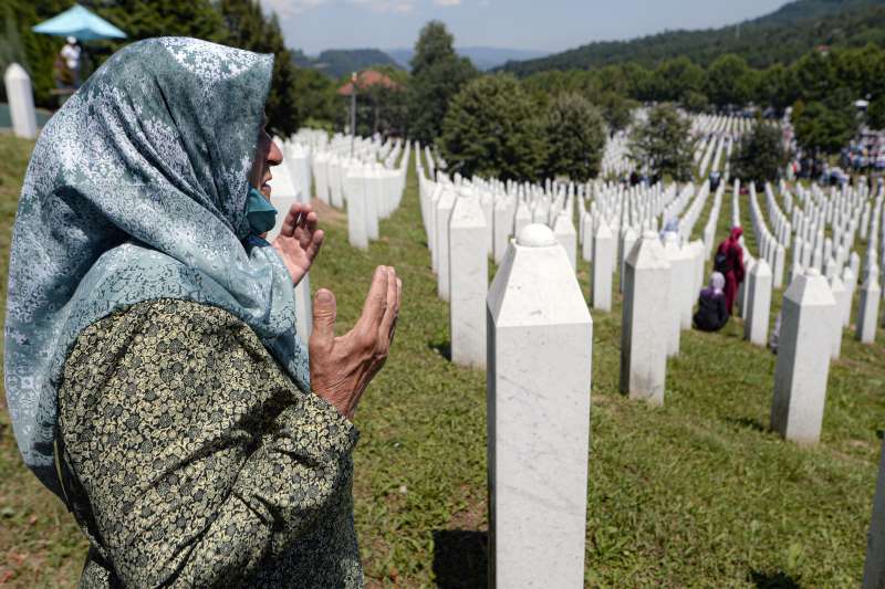 2020年7月11日，雪布尼查大屠殺（Srebrenica massacre）25周年，新近尋獲的死難者遺體入土為安（AP）