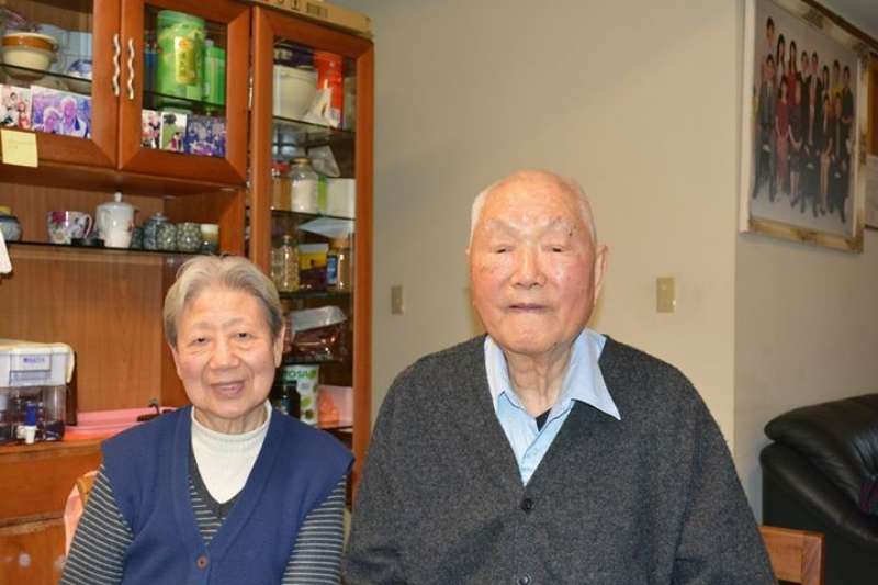 20200713-晚年定居台灣的向秀峰夫婦,他表示自己擊落了那架導致孤軍撤回台灣的緬甸空軍達珂塔運輸機。(許劍虹提供) 20200713-晚年定居台灣的向秀峰夫婦,他表示自己擊落了那架導致孤軍撤回台灣的緬甸空軍達珂塔運輸機。(許劍虹提供)