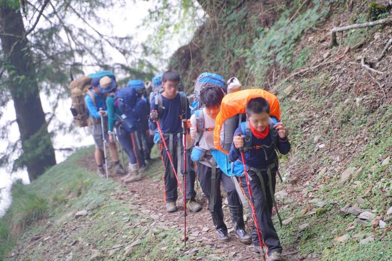 孩子們透過刺激、衝突、冷靜、反思等循環，建立團隊互助、責任學習及行為改變。(圖/新北市教育局提供)
