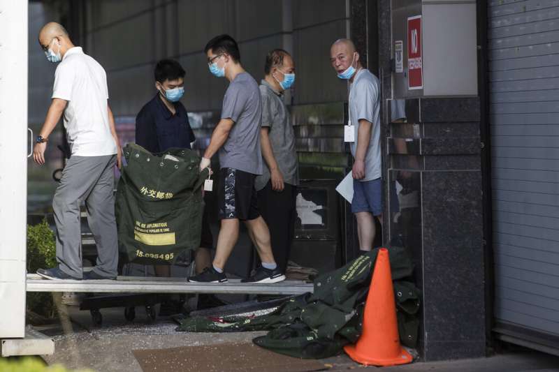 美國政府要求中國72小時內關閉駐休士頓總領事館,使館人員在期限之前匆忙撤收。(美聯社) 美國政府要求中國72小時內關閉駐休士頓總領事館,使館人員在期限之前匆忙撤收。(美聯社)