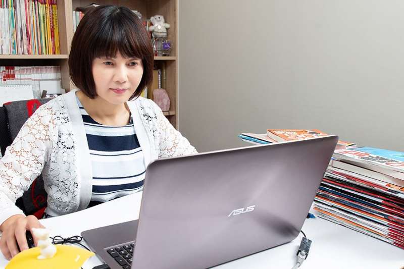 早在5年前,43歲的江季芸便開始默默擬定「離開校園10年計劃」,靠著大量閱讀財經書籍,從大學企管系老師,搖身一變成為股票達人「江菲特」。(圖/張家禎攝影)