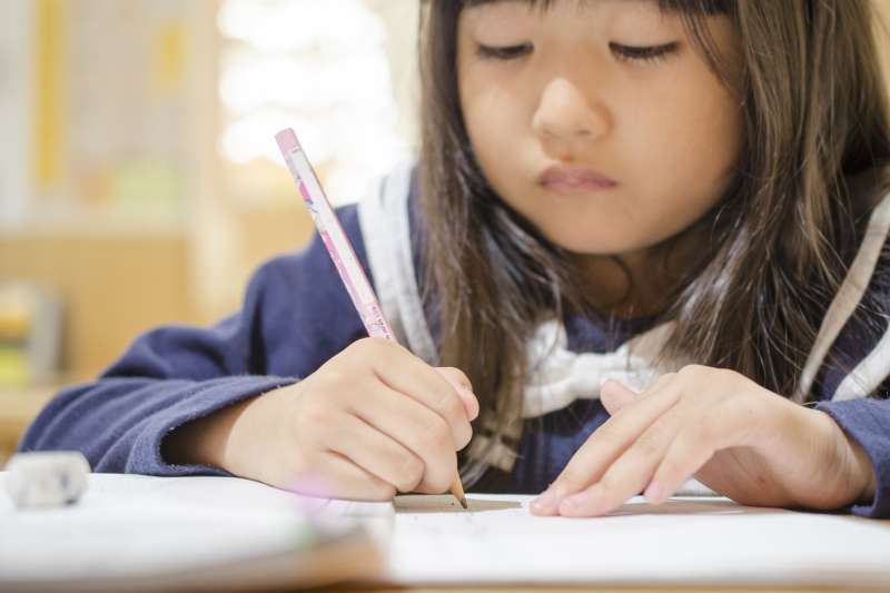 小孩 孩子 兒童 作文 功課 作業(示意圖@photoAC)https://photo-ac.com/tw/photo/2056280/ 小孩 孩子 兒童 作文 功課 作業(示意圖@photoAC)https://photo-ac.com/tw/photo/2056280/