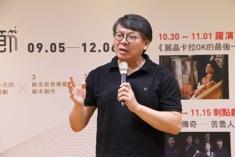 台南人劇團藝術總監呂柏伸老師說明活動選劇條件及台灣現今劇場生態。(圖/新北市文化局) 台南人劇團藝術總監呂柏伸老師說明活動選劇條件及台灣現今劇場生態。(圖/新北市文化局)