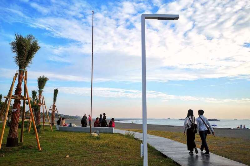 沉浸在旗津的臨海木棧步道海天一色的風光。(圖/高雄市政府提供)