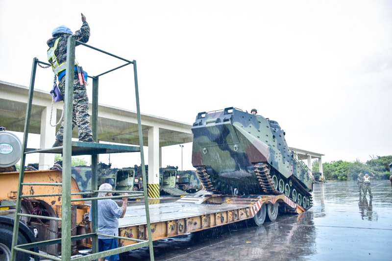 20200810-海軍陸戰隊AAV7兩棲突擊車上拖板車。(海軍司令部提供) 20200810-海軍陸戰隊AAV7兩棲突擊車上拖板車。(海軍司令部提供)