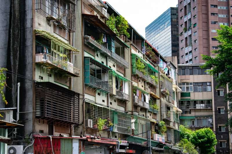 台北貴陽街周邊建物逐年老化，近年來不少建商進駐整合都更。（示意圖／取自unsplash）